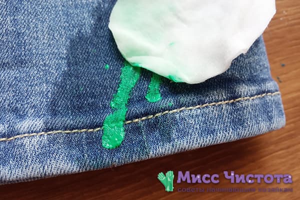 Enlever la peinture des jeans avec un solvant