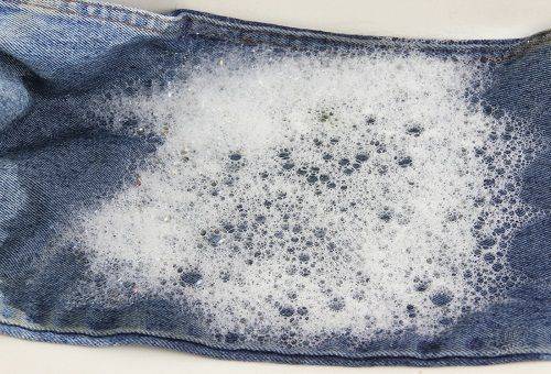 Jeans trempés dans de l'eau savonneuse
