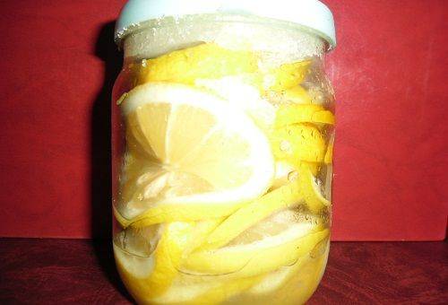 Zitronen in einem Glas