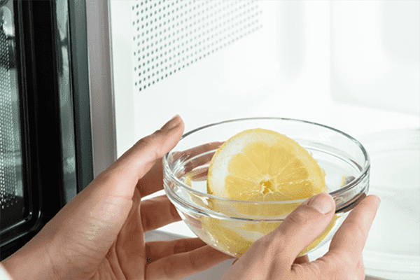 Микровълнова вода с лимон