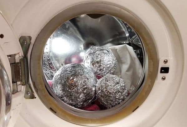 boules de papier d'aluminium dans une machine à laver