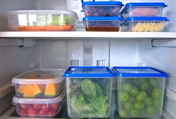 aliments dans des récipients dans le réfrigérateur