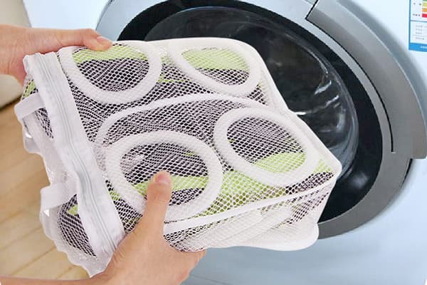 Lavage des chaussures de sport dans une machine à laver