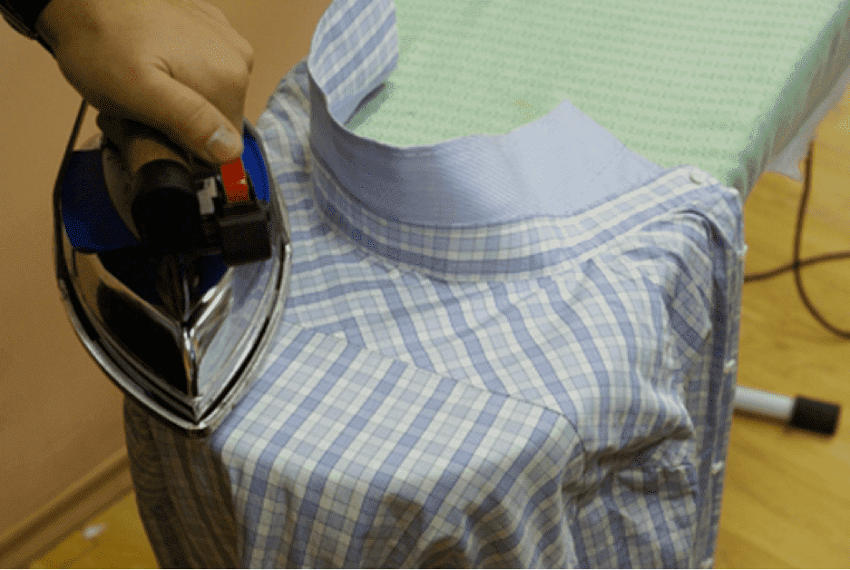 Repassage d'une chemise à carreaux