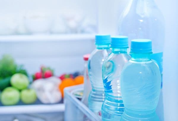 Bouteilles d'eau dans le réfrigérateur