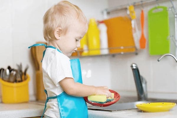 L'enfant fait la vaisselle