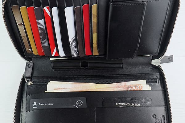 Argent et cartes bancaires dans le portefeuille