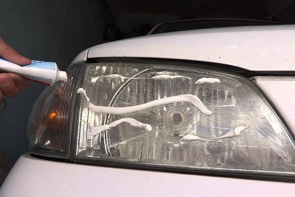 Mettre du dentifrice sur un phare de voiture