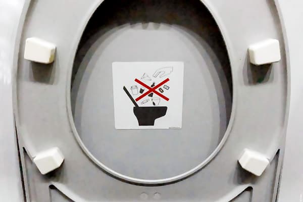 Стикер, забраняващ хвърлянето на боклук в тоалетната