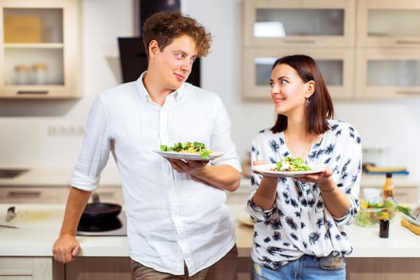 Par med tallerkener med salat